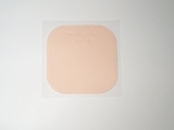 El parche contiene alrededor de un centenar de agujas microscópicas hechas de plástico biodegradable. ESPECIAL  /