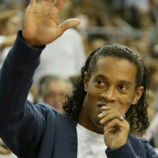 Ronaldinho y 50 Cent rapean en el escenario