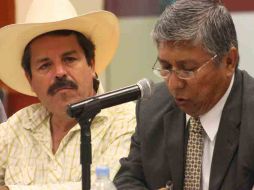 Juventino Sahagún (derecha), expone sus puntos de vista mientras el diputado Salvador Arellano lo escucha con atención. A. HINOJOSA  /