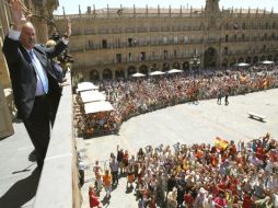 Al rededor de tres mil personas se dieron cita en la plaza principal de Salamanca, para ovacionar a Del Bosque. EFE  /