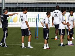 Jose Mourinho dando instrucciones a los jugadores del Real Madrid durante el entrenamiento de hoy. EFE  /