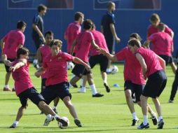 Los jugadores del Barcelona se preparan en el entrenamiento de hoy. AP  /