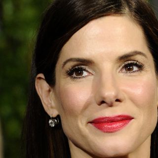 Bullock renueva orden restrictiva contra acosador