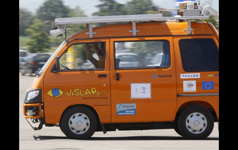 El vehículo sin conductor seguirá las pistas proporcionadas por la camioneta tripulada. AP  /