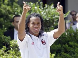 El jugador brasileño Ronaldinho permanecerá con Milán. AP  /