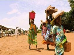 Los refugiados fueron convocados con el pretexto de que iban a recibir comida y se les forzó a subir a los camiones. ESPECIAL  /