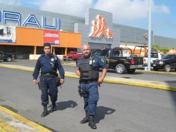 Elementos de la Policía de Tonalá acudieron a la plaza comercial Las Lomas debido al reporte de un artefacto explosivo. O. RUVALCABA  /