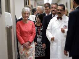 De izquierda a derecha, Kathleen Sebelius, secretaria de salud de EU,  el Secretario de Salud  mexicano y el Dr. Manuel De La Rosa. AP  /