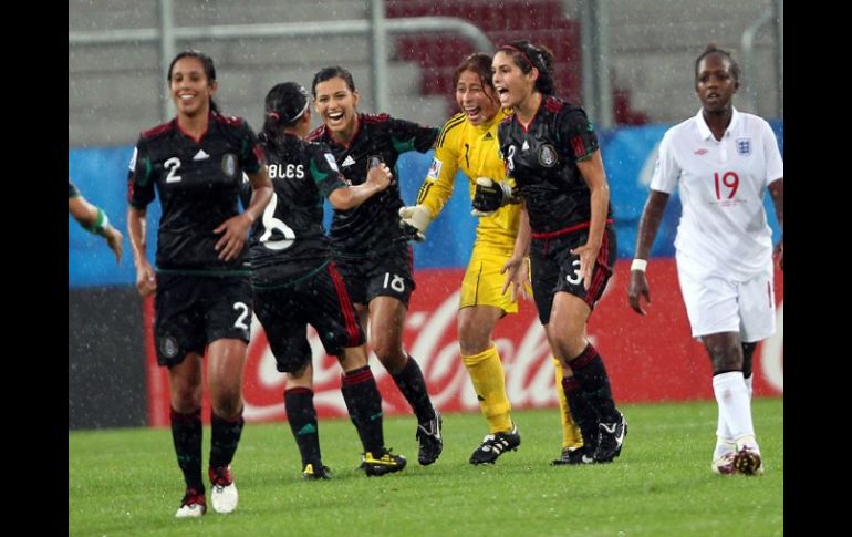 La Selección femenil celebra su victoria ante Inglaterra. MEXSPORT  /