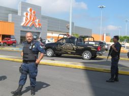 La plaza fue desalojada mientras personal especializado en bombas se llevaba el supuesto artefacto explosivo. O. RUVALCABA  /