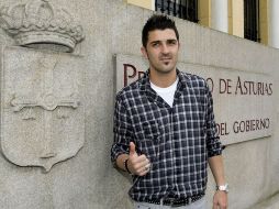David Villa posa antes de ser recibido por el presidente del Principado de Asturias, Vicente Álvarez Areces. EFE  /