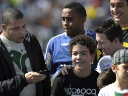 Messi (der.) posa con el hijo del brasileño Ronaldo, con quien estuvo hace unos días en Río de Janeiro. EFE  /