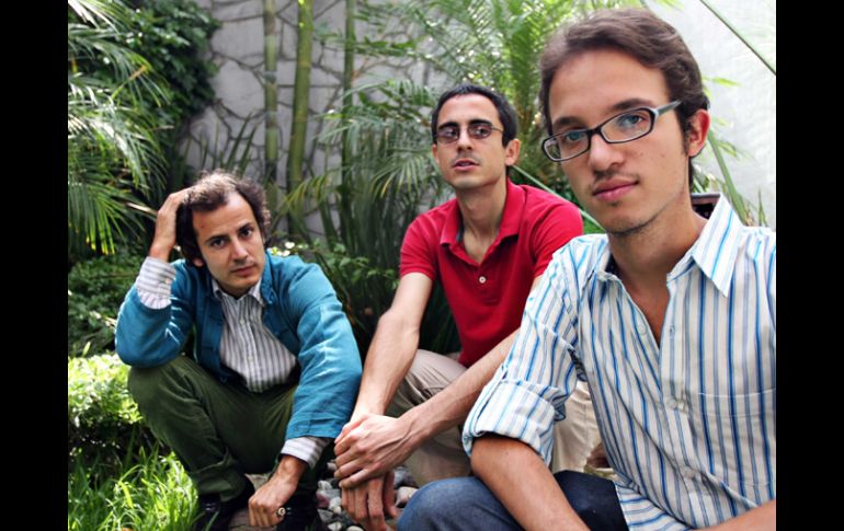 De izquierda a derecha, el contratenor Santiago Cumplido y los músicos Alex Jenne y Rafael Sánchez. ESPECIAL  /