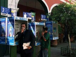 Cada vez menos gente utiliza los teléfonos de línea. EFE  /