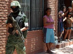 Un agrupamiento militar de cuando menos 250 efectivos csalió a las calles de Ciudad Juárez para buscar explosivos, armas y drogas. AP  /
