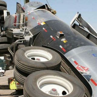 Genera problemas viales volcadura de tráiler en Períferico