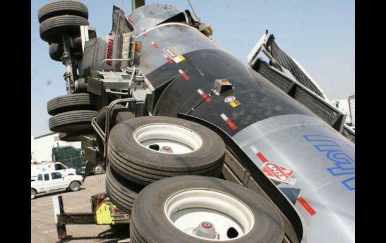 La volcadura del tráiler hizo que se rompieran los tanques que remolcaba, provocando el derrame de 80 litros de diesel. ARCHIVO  /