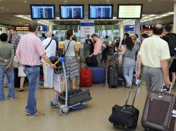 Pasajeros en el aeropuerto de Orly, consultan los vuelos cancelados. AFP  /