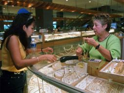 La ola de inseguridad ha obligado a incrementar las medidas de seguridad en los centros joyeros. ARCHIVO  /