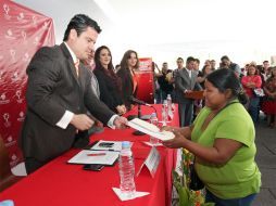 Aristóteles Sandoval informó que están elaborando un diagnóstico de las condiciones de la comunidad mixteca en la ciudad. ESPECIAL  /