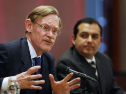 Robert Zoellick, presidente del Banco Mundial (i) con el secretario de Hacienda, Ernesto Cordero Arroyo. AP  /