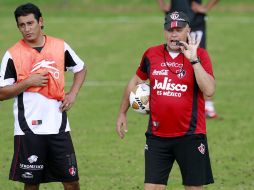 Carlos Ischia (der.) confía en sus jugadores para traerse los tres puntos de Morelia. E. PACHECO  /