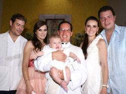 Alejandro Gallardo, Ana Karina Venegas, Rodrigo Hernández, Angélica Venegas y Rodrigo Gallardo con el pequeño bautizado.  /