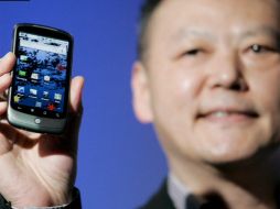Peter Chou, muestra el Nexus One.EFE  /