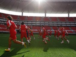 Chivas entrenó en la cancha de pasto sintético del nuevo estadio, con ropa de trabajo nueva. CORTESÍA CLUB GUADALAJARA  /