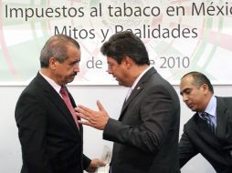 José Ángel Córdova Villalobos (izq.), destacó la importancia de gravar el tabaco en México. EL UNIVERSAL  /