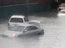 Las intensas lluvias de las últimas horas provocaron encharcamientos y causaron serios problemas a los automovilistas. EL UNIVERSAL  /