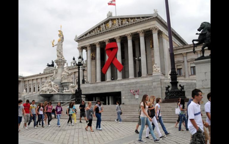 Un enorme moño rosa cuelga del edificio parlamentario de Viena, donde se llevó a cabo la Conferencia Internacional SIDA 2010. NTX  /