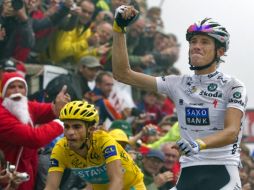 Alberto Contador (der.) y Andy Schleck festejando su victoria de la 17 etapa del Tour. EFE  /