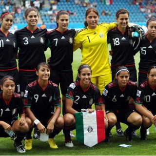 Calderón felicita a Tri femenil