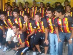 Los jugadores de Leones Negros posan con su nueva piel. G. LÓPEZ  /