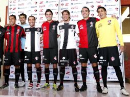 Los jugadores del Atlas posan con su uniforme nuevo. E. BARRERA  /