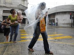 Personas se cubren de la lluvia en Mérida, Yucatán. Las lluvias por la onda tropical número 17 continúan afectando la entidad. NTX  /