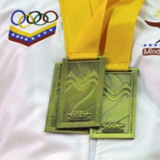 Roban medallas en esgrima