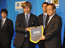 Harold Mayne-Nicholls (izq) y Motoaki Inukai posan durante la conferencia de prensa en Tokio. AFP  /
