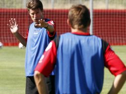 Michael Laudrup, entrenador del Mallorca da instrucciones a un jugador del equipo durante el entrenamiento. REUTERS  /
