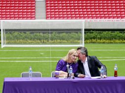 Jorge Vergara platica con Angélica Fuentes, antes de anunciar el nombre del estadio. E. PACHECO  /