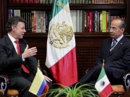 Juan Manuel Santos, mandatario electo de Colombia, ofreció al Presidente Calderón la experiencia de su país contra el narco. EFE  /
