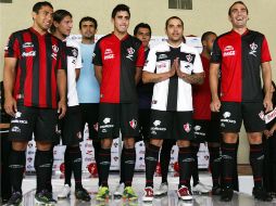Los jugadores del Atlas modelan los nuevos uniformes del equipo para el Torneo Apertura 2010. E. BARRERA  /