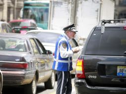 El agente vial que fue sorprendido en flagrancia recibiendo “mordida” de un automovilista en pleno Centro tapatío. E. PACHECO  /