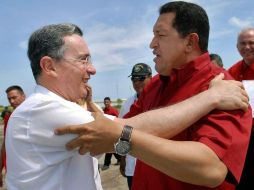 Imagen de archivo del presidente colombiano, Álvaro Uribe, y su homólogo venezolano, Hugo Chávez. AFP  /