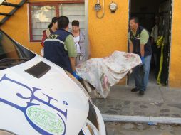 Los peritos del Instituto Jalisciense de Ciencias Forenses (IJCF) tomaron muestras de los indicios del crimen. O. RUVALCABA  /