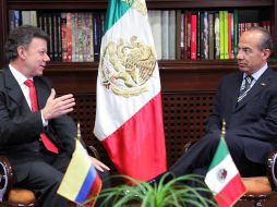 El mandatario de México, Felipe Calderón, conversa con su homólogo electo de Colombia, Juan Manuel Santos, en su visita oficial. AFP  /