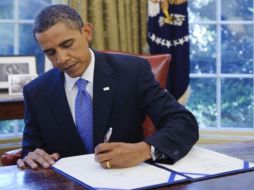 El presidente Barack Obama firma la Extensión del Seguro de Emergencia por Desempleo. AP  /