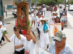 Manifestantes mexicanos transitan por las calles de Arizona mostrando su rechazo ante la ley SB 1070. AP  /