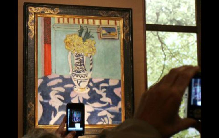 Imagen de una pintura de Matisse titulada 'Les coucous, tapis bleu et rose'. AP  /
